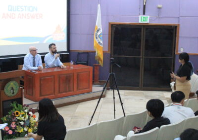 Pietro_Livi_Davide_Livi_sessione_domande_risposte_pubblico_studenti_conferenza_Manila_Filippine